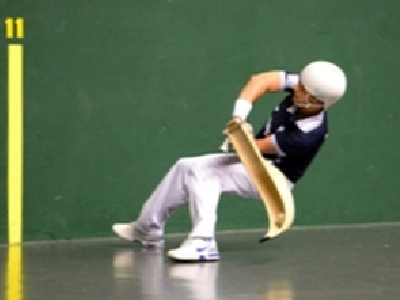grand gant Au jai-alai du Biarritz Olympique un joueur de cesta punta